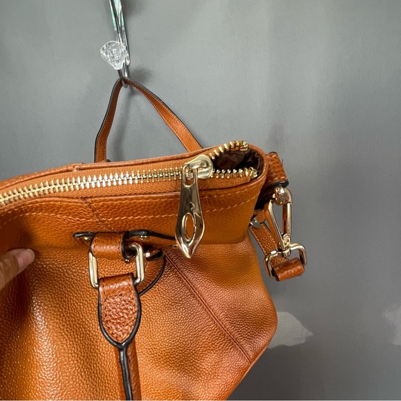 KATTEE large capacity shoulder bag with metal feet and buckle details - Picture 5 of 16